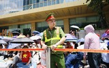 Chiến sỹ CATP Hà Nội đội nắng mưa đảm bảo an toàn, trật tự cho người dân xem hợp luyện diễu binh