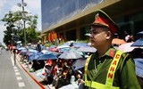 Chiến sỹ CATP Hà Nội đội nắng mưa đảm bảo an toàn, trật tự cho người dân xem hợp luyện diễu binh
