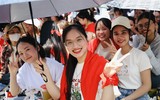 Chiến sỹ CATP Hà Nội đội nắng mưa đảm bảo an toàn, trật tự cho người dân xem hợp luyện diễu binh