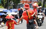 Chiến sỹ CATP Hà Nội đội nắng mưa đảm bảo an toàn, trật tự cho người dân xem hợp luyện diễu binh