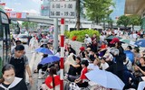 Chiến sỹ CATP Hà Nội đội nắng mưa đảm bảo an toàn, trật tự cho người dân xem hợp luyện diễu binh
