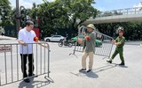 Chiến sỹ CATP Hà Nội đội nắng mưa đảm bảo an toàn, trật tự cho người dân xem hợp luyện diễu binh