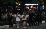 Biển người chờ xem diễu binh tại nút giao Kim Mã - Liễu Giai
