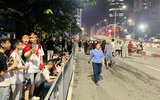 Biển người chờ xem diễu binh tại nút giao Kim Mã - Liễu Giai
