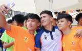 Cầu thủ Việt kiều Anh khuấy động không khí giải bóng đá học sinh