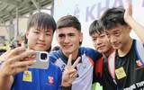 Cầu thủ Việt kiều Anh khuấy động không khí giải bóng đá học sinh