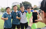 Cầu thủ Việt kiều Anh khuấy động không khí giải bóng đá học sinh