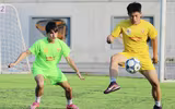 Chàng 'Tây' trên sân bóng đá học sinh là ai?
