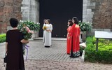 {Ảnh} Ngày 8/3: Áo dài chụp ảnh với hoa ban