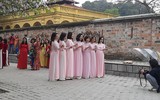{Ảnh} Ngày 8/3: Áo dài chụp ảnh với hoa ban