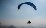 Vút bay cùng những cánh dù lượn, ngắm những cánh đồng lau trắng