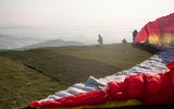 Vút bay cùng những cánh dù lượn, ngắm những cánh đồng lau trắng