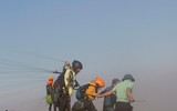 Vút bay cùng những cánh dù lượn, ngắm những cánh đồng lau trắng