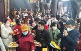 Hình ảnh ghi nhận tại Phủ Tây Hồ vào ngày Rằm tháng Giêng