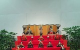 Độc đáo bộ sưu tập búp bê Hina được trang trí trên kệ 7 tầng của Nhật Bản 