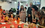 Độc đáo bộ sưu tập búp bê Hina được trang trí trên kệ 7 tầng của Nhật Bản 