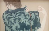 Những cô nàng trút xiêm y trên nền lụa mỏng manh