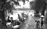 Nhớ những bến đò quê, thương nhớ những phận người lam lũ qua ảnh đen trắng của Nguyễn Hữu Tuấn