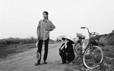 Nhớ những bến đò quê, thương nhớ những phận người lam lũ qua ảnh đen trắng của Nguyễn Hữu Tuấn