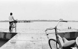 Nhớ những bến đò quê, thương nhớ những phận người lam lũ qua ảnh đen trắng của Nguyễn Hữu Tuấn