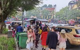 Ngày mùng 1 Tết, biển người đổ về Hồ Gươm