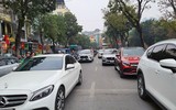 Ngày mùng 1 Tết, biển người đổ về Hồ Gươm