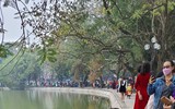 Ngày mùng 1 Tết, biển người đổ về Hồ Gươm