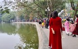 Ngày mùng 1 Tết, biển người đổ về Hồ Gươm