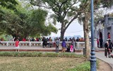 Ngày mùng 1 Tết, biển người đổ về Hồ Gươm