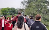 Ngày mùng 1 Tết, biển người đổ về Hồ Gươm