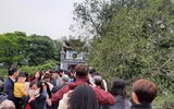 Ngày mùng 1 Tết, biển người đổ về Hồ Gươm