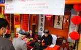Người dân Hà Nội đổ về Văn Miếu xin chữ đầu năm