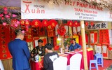 Người dân Hà Nội đổ về Văn Miếu xin chữ đầu năm