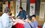 Người dân Hà Nội đổ về Văn Miếu xin chữ đầu năm