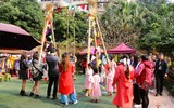 Người dân Hà Nội đổ về Văn Miếu xin chữ đầu năm