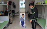 Chuyện 4 người đàn ông khiếm thị và 2 cháu bé cùng phòng cách ly tại Hải Dương