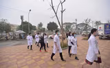Cập nhật những khung hình về buổi tiêm vaccine Covid-19 đầu tiên tại Hà Nội, Hải Dương sáng 8-3