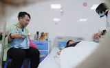 Khoa Nhi bệnh viện lớn ở Hà Nội chật kín bệnh nhi mắc sởi