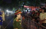 Khu vực Quảng trường Cách mạng Tháng 8: Công an hỗ trợ một trường hợp bị ngất xỉu đi cấp cứu