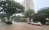 Hà Nội: Nhiều tuyến phố ngập sâu sau trận mưa như trút nước