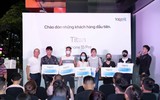 Người dùng Việt Nam xếp hàng thâu đêm chờ nhận iPhone 15 series
