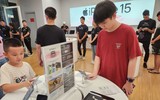 Người dùng Việt Nam xếp hàng thâu đêm chờ nhận iPhone 15 series