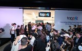 Người dùng Việt Nam xếp hàng thâu đêm chờ nhận iPhone 15 series