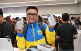 Người dùng Việt Nam xếp hàng thâu đêm chờ nhận iPhone 15 series