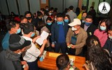 Đăng ký vào lớp 1, phụ huynh xếp hàng từ tờ mờ sáng