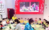 Trẻ mầm non hào hứng trải nghiệm gói bánh chưng