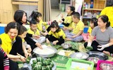 Trẻ mầm non hào hứng trải nghiệm gói bánh chưng
