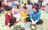 Trẻ mầm non hào hứng trải nghiệm gói bánh chưng