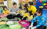 Trẻ mầm non hào hứng trải nghiệm gói bánh chưng