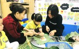Trẻ mầm non hào hứng trải nghiệm gói bánh chưng